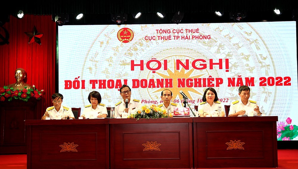Lãnh đạo Cục Thuế thành phố và đại diện lãnh đạo các phòng chuyên môn giải đáp chính sách thuế