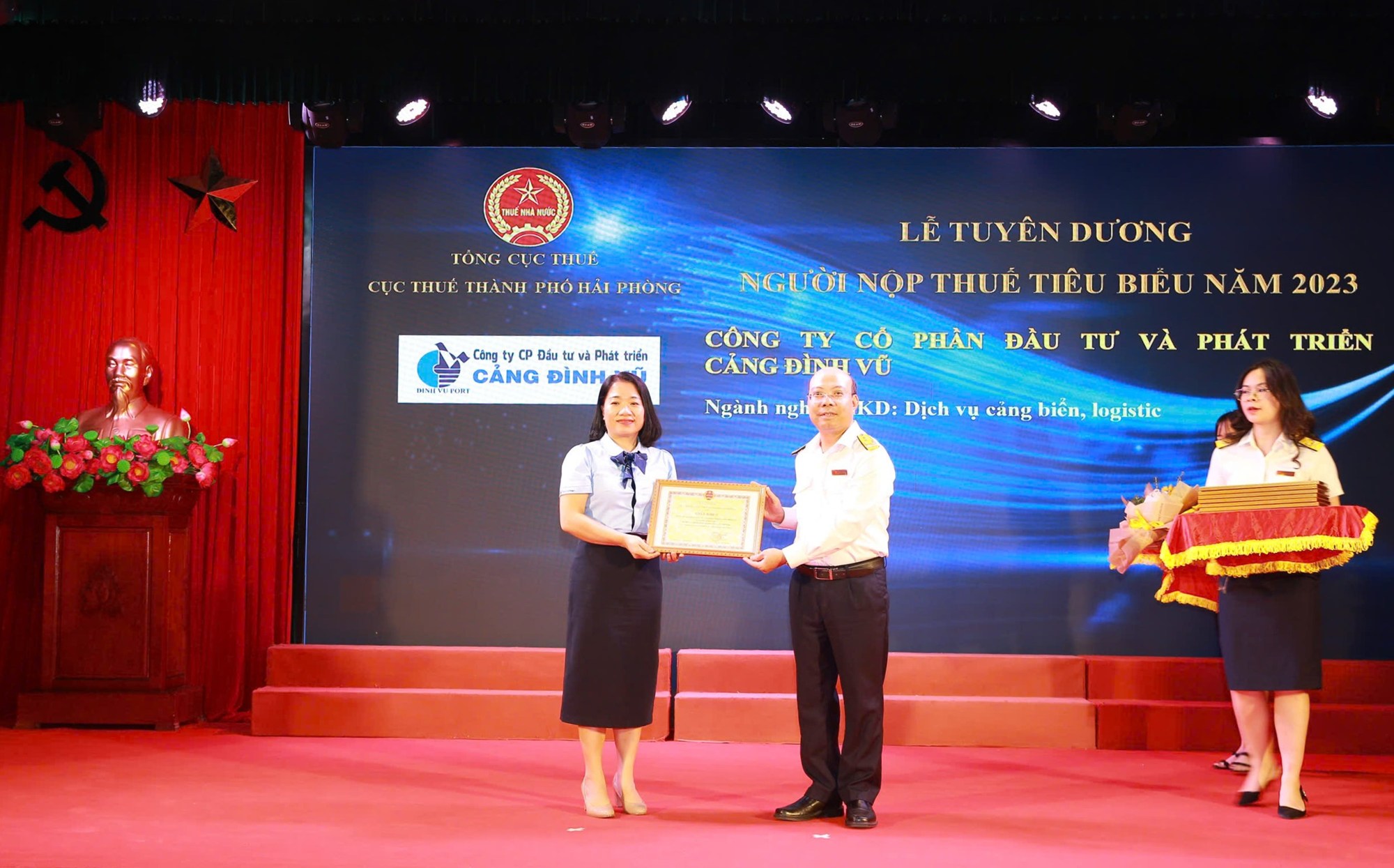 Bà Lê Thị Hải Thành - Phó phòng Tài chính kế toán, đại diện Cảng Đình Vũ tham dự Lễ tuyên dương và nhận Giấy khen